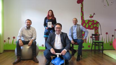 Bild: jzk
Jessika Wöhrl-Neuber freute sich über den Besuch von MdL Tobias Gotthardt (vorne), Hermann Schraml und Ely Eibisch (dahinter von links).