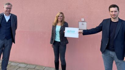 Bild: do
Ein "MINT-Schild" wird künftig an der Fassade des Gymnasiums an eine Schule mit vielen zukunftsorientierten Fächern erinnern. Schulleiter Harald Olschner, Fachschaftsleiterin Katja Hagen und Fachschaftsleiter Alexander Schatz (von links) freuen sich über die Auszeichnung.