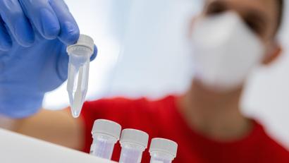 Symbolbild: Rolf Vennenbernd/dpa
Ein Mitarbeiter stellt in einem Covid-19 Testzentrum einen Coronatest in ein Behältnis. Am Mittwoch gab es im Landkreis Tirschenreuth 28 positive Testergebnisse.