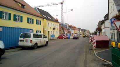 Bild: fpoz
In einer Präsentation zum Thema Flächensparen plädierte Zweiter Bürgermeister Mario Rabenbauer für Sanierung und Revitalisierung im Stadtkern. Wichtig sei Lebens- und Aufenthaltsqualität im Markt (Bild) in Waldershof.