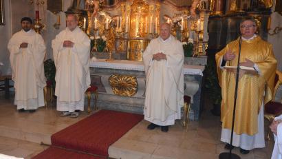 Bild: jr
Beim Resl-Gebetstag gemeinsam am Altar standen (von rechts) Hauptzelebrant und Prediger Pfarrer Klaus Leist, Dekan i. R. Heinz Leuze, Pfarrseelsorger Pater Benedikt Leitmayr und Pater John Gali.