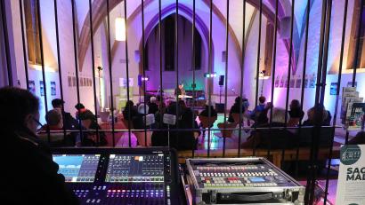 Bild: Wolfgang Steinbacher
Die Kultur- und Kreativwirtschaft zeigte in der farbenfrohen Spitalkirche all ihre Facetten. Auch am Donnerstag, 25. November, gibt es hier noch einmal was zu sehen.