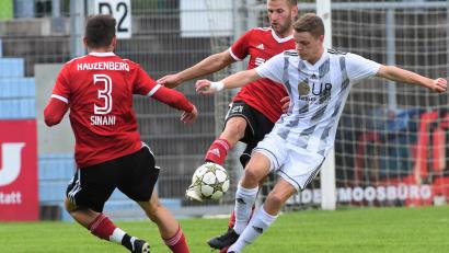 Bild: Büttner, Gerhard
Niklas Lang (rechts) und die SpVgg SV Weiden gehen auch ab sofort in die Winterpause.