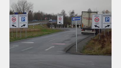Bild: fjo
Nach der Freigabe der neuen Zufahrtsstraße im Autohof mit ihren vielen Hinweisschildern tauchen nun "menschliche" Probleme bei der Nutzung durch die Lkw-Fahrer auf.