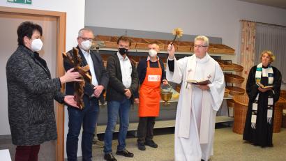 Bild: bnr
Pfarrer Hannes Lorenz und Pfarrerin Barbara Hofmann erteilen den Mitarbeitern und Räumen der Tafel Nabburg den kirchlichen Segen. Im Bild von links: 2. Vorsitzende Ernestine Gietl, Stellvertretender Landrat Richard Tischler, Vorsitzender Albert Bruckner.