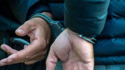 Bild: Stefan Sauer
Ein Mann trägt Handschellen. Foto: Stefan Sauer/dpa/Illustration