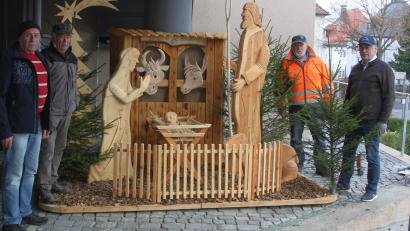 Bild: wro
Das Schnitzerquartett ist mit der Aufbauarbeit fertig. Im Bild von links Manfred Dietz, Karl-Heinz Ehrenfried, Dieter Luksch und Karl-Heinz Meier.