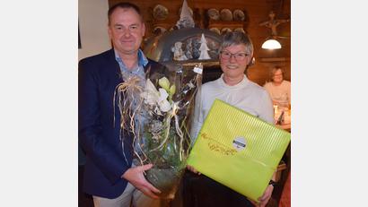 Bild: bö
Familienbedingt gibt Christine Schormüller ihr Amt als Ortsheimatpflegerin (seit 2009) und beim Gemeindeblatt (seit 2003) ab. Bürgermeister Erich Meidinger verabschiedet sie in den Erweg Stub`m.