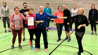 Bild: le
Teilnehmer der Kurse „Box-Aerobic“ und „Mobilität“ gratulierten dem neuen Übungsleiter. Abteilungsleiterin Birgit Götz (stehend rechts) überreichte einen Gutschein und ist stolz auf einen weiteren qualifizierten Gruppenleiter, denn gut ausgebildete Übungsleiter stehen im Mittelpunkt einer erfolgreichen Vereinsarbeit. Es ist immens wichtig, mehr Qualität in die Übungsstunden der Vereine zu bringen.
