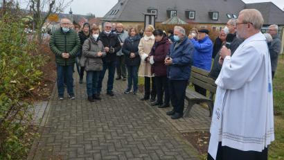 Bild: jr
Pfarrseelsorger Pater Benedikt Leitmayr (rechts), der auch Ehrenkaplan des französischen Wallfahrtsortes Lourdes ist, betete gemeinsam mit den Pilgern aus ganz Deutschland den Kreuzweg.