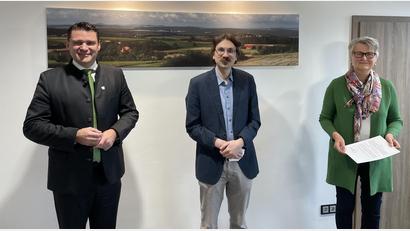 Bild: Matthias Meier/exb 
Die Leiterin des Staatsarchivs Amberg, Maria Rita Sagstetter (rechts), und Landrat Thomas Ebeling (links) übergaben dem neuen Kreisarchivpfleger Gotthard Kemmether (Mitte) die Ernennungsurkunde.