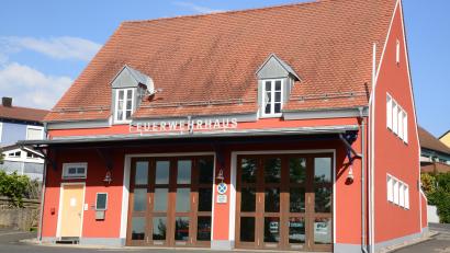 Bild: bey
Die Errichtung eines neuen Feuerwehrhauses, auch die Anschaffung mehrere notwendiger Feuerwehrfahrzeuge, zur Gewährleistung des Brandschutzes bei der Firma Constantia wird noch einige Jahre dauern. Deshalb ist auch die Zweckvereinbarung mit der Stadt Weiden zur Sicherstellung des Brandschutzes auf dem Firmengelände unbefristet.