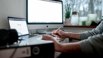 Symbolbild: Fabian Strauch/dpa
Ab Mittwoch soll an Arbeitsplätzen, bei denen keine betrieblichen Gründe entgegenstehen, die Arbeit von zu Hause aus ermöglicht werden.