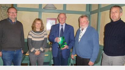 Bild: bk
In der angestrebten Partnerschaft mit der Stadt Plasy sieht EJPO-Vorsitzender Hartmut Schendzielorz (Zweiter von rechts) einen "Motivationsschub zur Mitwirkung am Bau eines friedvollen Hauses "Europa". Mit im Boot sind (von links) der Freihunger Bürgermeister Uwe König, Projektbetreuerin Christiane Regn, Vertriebenen-Zeitzeuge Horst Adler und Zweiter Vorsitzender Gerd Müller.