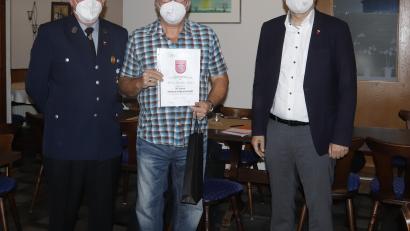 Bild: mfh
Vorsitzender Günther Aures (links) überreicht gemeinsam mit Bürgermeister Michael Göth (rechts) die Urkunde für 50 Jahre Mitgliedschaft an Günther Aures.