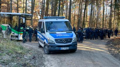 Bild: Friedrich/Vifogra/dpa
Polizisten und Einsatzfahrzeuge stehen in einem Waldstück bei Kipfenberg. Dort wurde am Dienstag ein Knochen der seit 1995 vermissten Sonja Engelbrecht gefunden.