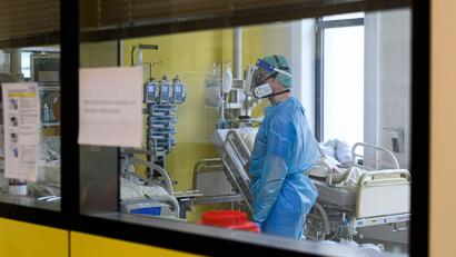 Bild: Robert Michael
Ein Pfleger versorgt auf einer Covid-19-Intensivstation Corona-Patienten. Foto: Robert Michael/dpa-Zentralbild/dpa/Symbolbild