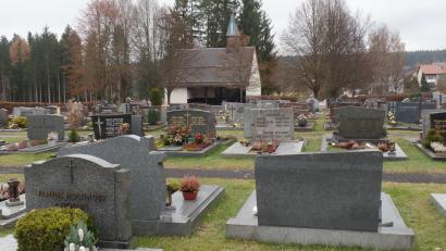 Bild: br
Auf dem Gottesacker der Gemeinde Neusorg treten ab dem kommenden Jahr neue Grabnutzungsgebühren sowie eine auf 50 Euro angehobene Gebühr für das Leichenhaus (im Bildhintergrund) in Kraft.