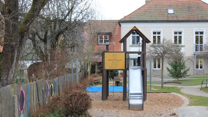 Bild: fks
Die Stadt Erbendorf plant die Erweiterung des Kindergartens. Nach dem Kauf des ehemaligen Stromberg-Anwesens könnte der hintere Teil des Gebäudes als Anbau zum Kindergarten genutzt werden.