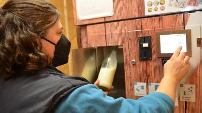 Bild: dob
Auf Knopfdruck können die Kunden die Rohmilch direkt in die Flaschen abfüllen, die sie entweder mitbringen oder bei Familie Hilburger erstehen können.