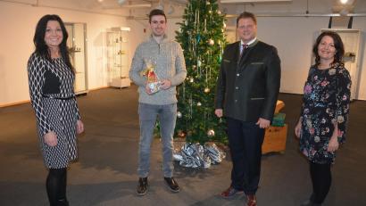 Bild: jr
Bei der offiziellen Ausstellungseröffnung mit dabei waren (von links) Marion Papsch, Tobias Damberger, Bürgermeister Stefan Grillmeier und Nicole Schuller.