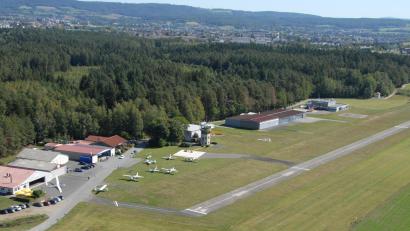 Luftbild: ma
Beibehalten, abstufen oder umnutzen, für den Flugplatz Latsch gibt es verschiedene Möglichkeiten, um den Lärmpegel für die Anwohner zu reduzieren.