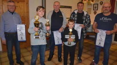 Bild: jr
Im Bild die neuen Geflügel-Vereinsmeister aus Konnersreuth. Vorne die Jugendlichen Jannik Walenta (links) und Lucas Kreuzer. Im Hintergrund (von links) die erwachsenen Züchter Gerhard Lang, Jörg Kinderstuth, Michael Kreuzer und Vorsitzender Siegmund Lenk.