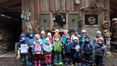 Bild: jzk
Stolz dürfen die Buben und Mädchen des Waldkindergartens auf das Zertifikat „Öko-Kids“ sein.