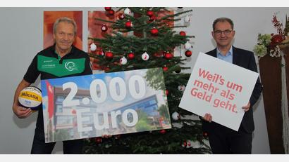 Bild: gsp
Gerd Spies (links) freut sich über die Spende, die Dieter Meier übergab.