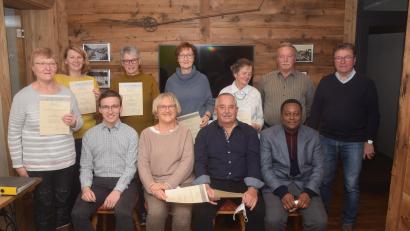 Bild: fz
Langjährige Sängerinnen und Sänger des Kirchenchors Neuhaus freuen sich über die Auszeichnung. Ulrich Schieder (sitzend, Zweiter von rechts) singt seit 55 Jahren. Florian Löw (sitzend, links) ist der neue Dirigent.