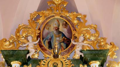 Bild: le
Eines der schönsten und wertvollsten Stücke im Wallfahrtskirchlein St. Nikolaus ist das Oberteil mit Akanthusschnitzereien und dem Bild des Kirchenpatrons.