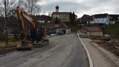 Bild: dob
Noch gibt es viel zu tun. Doch ein Ende ist in Sicht beim Brückenneubau im Ortsteil Böhmischbruck.