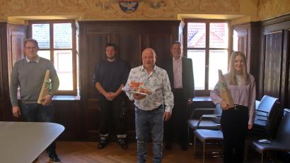 Bild: jma
Bei der Stadt Auerbach gab es Ehrungen (von links): Thomas Sertl, Markus Sporrer, Elmar Hamerla, Bürgermeister Joachim Neuß und Julia Christl.