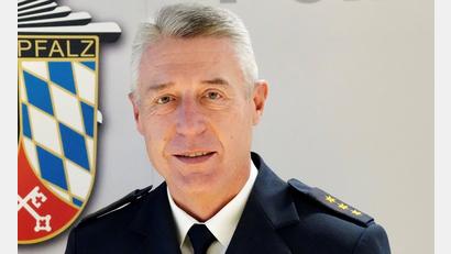 Bild: Polizeipräsidium Oberpfalz/dp
Polizeidirektor Klaus Müller (59), bislang Leiter der Weidener Inspekton, ist ab 1. Dezember neuer Leiter des Sachgebiets E2 beim Polizeipräsidium Oberpfalz.