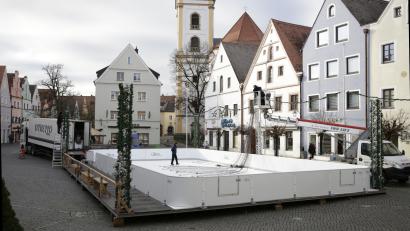 Bild: Martin Zimmer 
Auf- oder Abbau? Das ist vielen Passanten am Mittwoch nicht ganz klar. Doch die Arbeiter nehmen tatsächlich den Feinschliff an der Eisbahn vor.