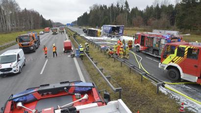 Bild: Uwe Lein/dpa
Rettungskräfte arbeiten auf der Autobahn 8 München-Salzburg am Einsatzort eines Unfalles mit zwei Lkw, darunter ein Tanklastzug.