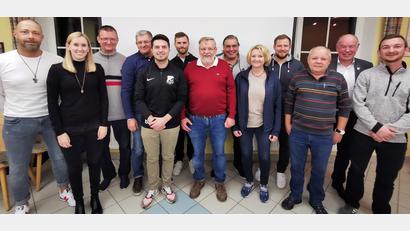 Bild: Michael Belmer/exb
Der SV Köfering wählt einen neuen Vorstand (von links): Christian Spielvogel, Anja Belmer, Heinz Niklas, Martin Belmer, Christopher Ernst, Patrick Arbogast, Vorsitzender Johann Weigl, Ulrich Schenkl, Annette Weigl, André Nimsch, Edmund Hirsch, Bürgermeister Roland Strehl und Maximilian Hirsch.