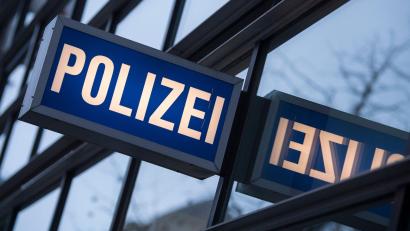 Bild: Boris Roessler
Der Schriftzug "Polizei" an einem Polizeirevier. Foto: Boris Roessler/dpa/Symbolbild