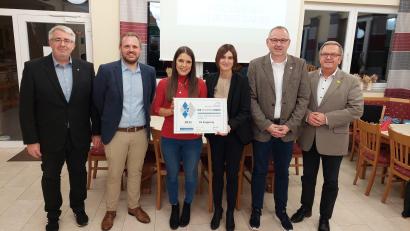 Bild: Stephanie Wischert
Bei der Übergabe: Thomas Graml (Bezirksvorsitzender des Bayerischen Fußballverbandes), Kreis-Ehrenamtsbeauftragter Christoph Kellner, Beiratsmitglied Melena Sommerer, Zweite Vorsitzende Christina Püschl, Vorsitzender Jürgen Zweck und Bürgermeister Martin Preuß.