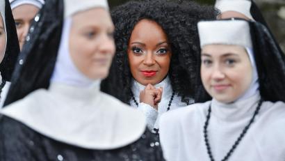 Bild: Flo Miedl/Luisenburg- Festspiele
Musical-Star Zodwa Selele (Mitte) übernimmt die Hauptrolle in "Sister Act".