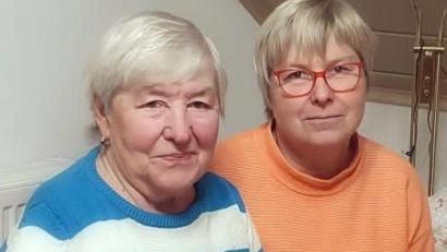 Bild: lgc
Gut gelaunt feiert Helga Hölzel ihren 85. Geburtstag. Mit ihrer Tochter Petra verbindet sie viele Gemeinsamkeiten. Hierzu zählt auch die Begeisterung für das Malen.