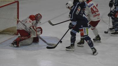 Archivbild: gb
In Regensburg steigt am Freitag das Oberpfalzderby zwischen den Eisbären und den Blue Devils Weiden. Das erste Spiel (Szene mit Louis Latta vor dem Kasten von Eisbären-Keeper Patrick Berger) gewannen die Blue Devils mit 5:4 nach Penaltyschießen.