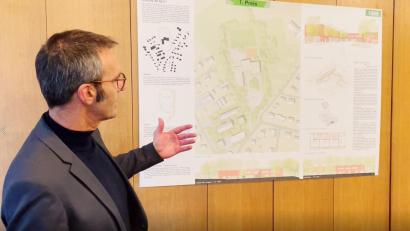 Bild: lei
Neukirchens Bürgermeister und Schulverbandsvorsitzender Peter Achatzi stellte die Pläne des Gewinners aus dem Architektenwettbewerb vor. Im Altbau könnten Wohnungen entstehen.