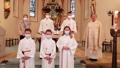 Bild: Annemarie Maier/exb
Pfarrer Adam Nieciecki nimmt drei Ministranten in der Kirchengemeinde auf.