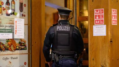 Symbolbild: Robert Michael/dpa
Seit Tagen ist die Polizei unterwegs, um in Gaststätten, Fitnessstudios, Spielhallen und bei Friseuren die verschärften Coronabestimmungen zu kontrollieren.