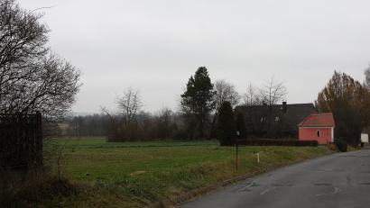 Bild: wro
Von der Änderung des Bebauungsplans betroffen sind die derzeit noch freien Grundstücke an der St.-Anna-Kapelle im unteren Teil der Schönfelder Straße.