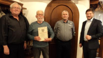Bild: ksi
Das Bild entstand bei der Ehrung und zeigt (von links) Erich Seebauer, Robert Weigert, Franz Kummetsteiner und Bürgermeister Peter Neumeier.