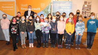 Bild: Stadt Tirschenreuth/exb
Bürgermeister Franz Stahl mit Lehrerin Corinna Arbter (hinten, rechts) und der Klasse 4b im Foyer des Rathauses.
