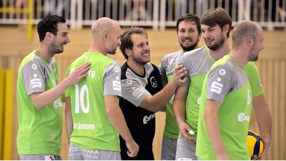 Archivbild: Hubert Ziegler
Die Volleyballer des VC Amberg um Spielertrainer Florian Birner (Mitte im dunklen Trikot) haben gut lachen. Sie spielen eine starke Saison, haben vier ihrer fünf Spiele gewonnen.