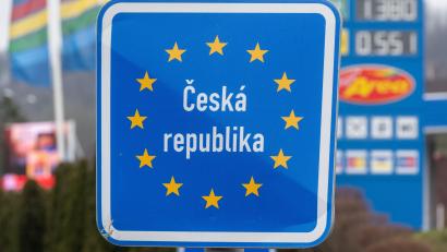 Bild: Armin Weigel/dpa
Ein Schild mit der Aufschrift "Tschechische Republik" steht kurz vor der deutsch-tschechischen Grenze.